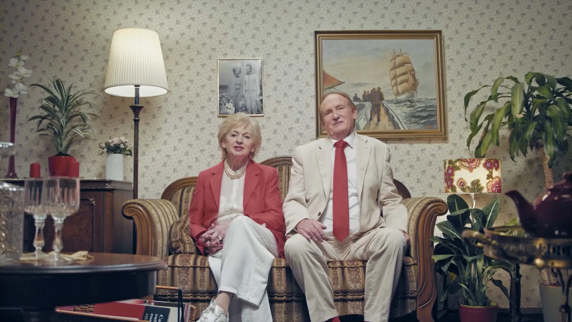 Senior couple on a sofa in the retro living room of a Vodafone Future Talk episode