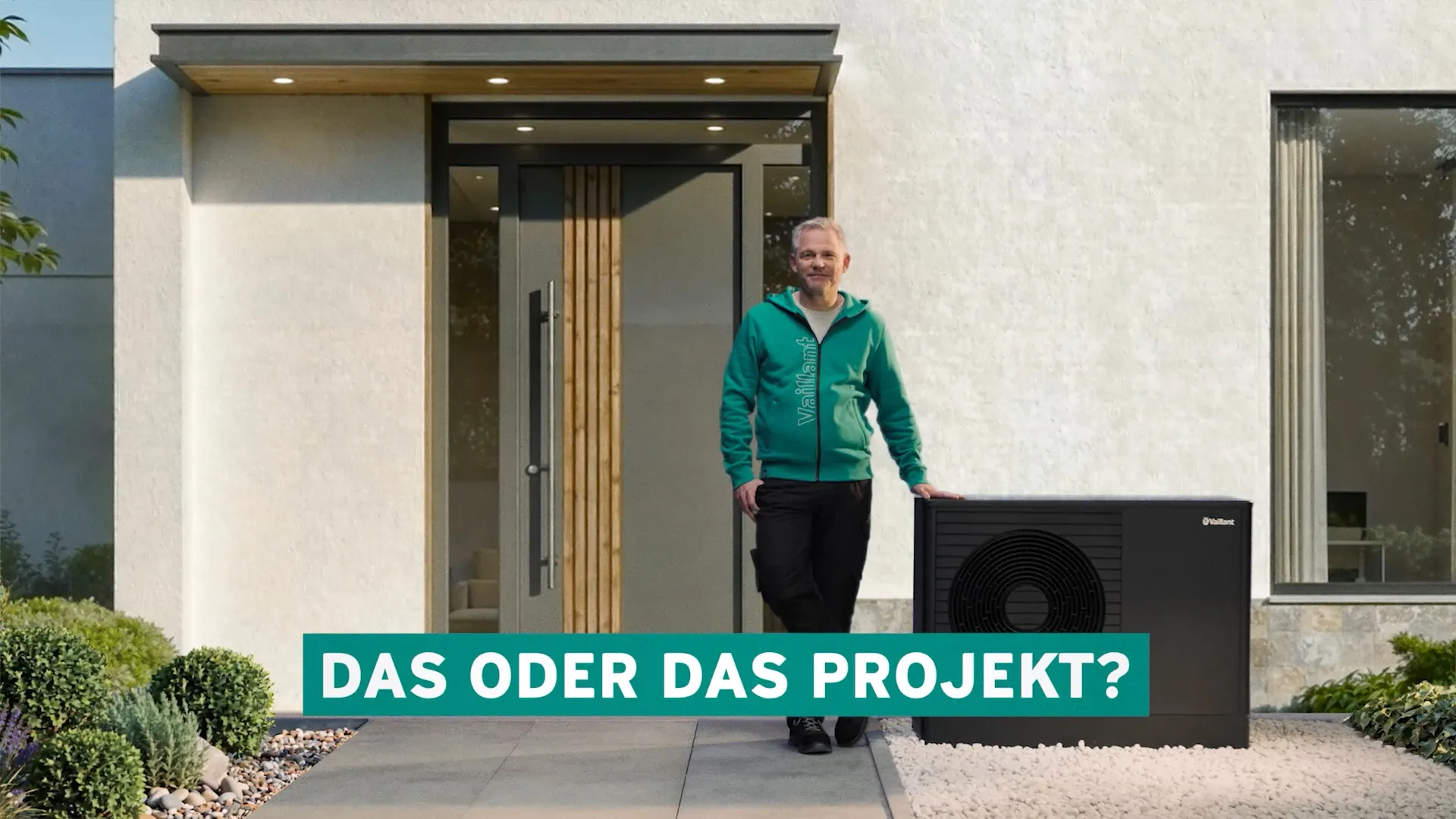 Man in a green hoodie beside a Vaillant heat pump, captioned “Das oder das Projekt?”