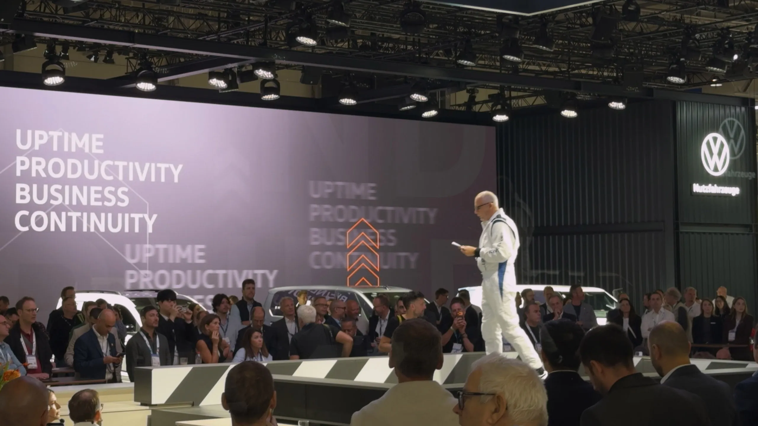 VW Nutzfahrzeuge Transportation IAA 2026 – AI-Crew in der Boxengasse