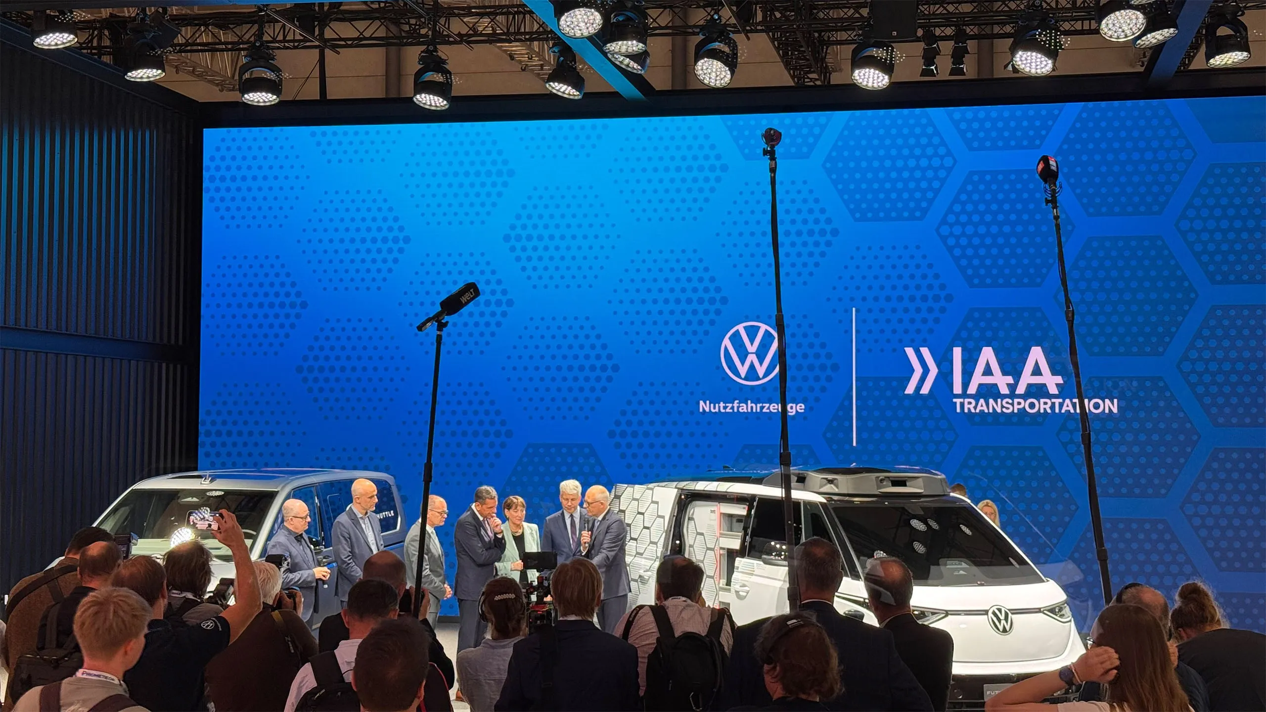 VW Nutzfahrzeuge Transportation IAA 2026 – AI-Crew in der Boxengasse
